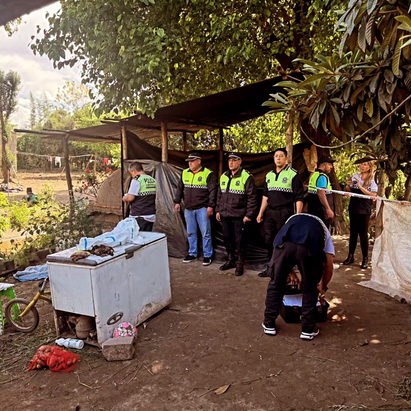 Los efectivos de la Policía de Tucumán y de la Policía Científica realizan peritajes en la zona donde fue encontrado el menor