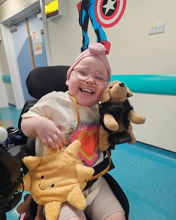 La niña de Corby, en Northamptonshire, pasó 18 meses en lista de espera para el trasplante de pulmón y llegó a tener una función pulmonar del 25% con oxígeno suplementario (@bemorefab__)