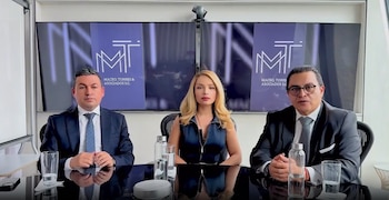 Acompañada por su equipo legal la cantante Sandra Itzel exigió un fallo imparcial ante la demanda por daño moral.