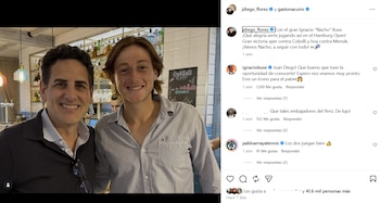 Dos hombres, uno de cabello oscuro y otro castaño claro, sonríen a la cámara en un interior, con una barra de bebidas y botellas detrás