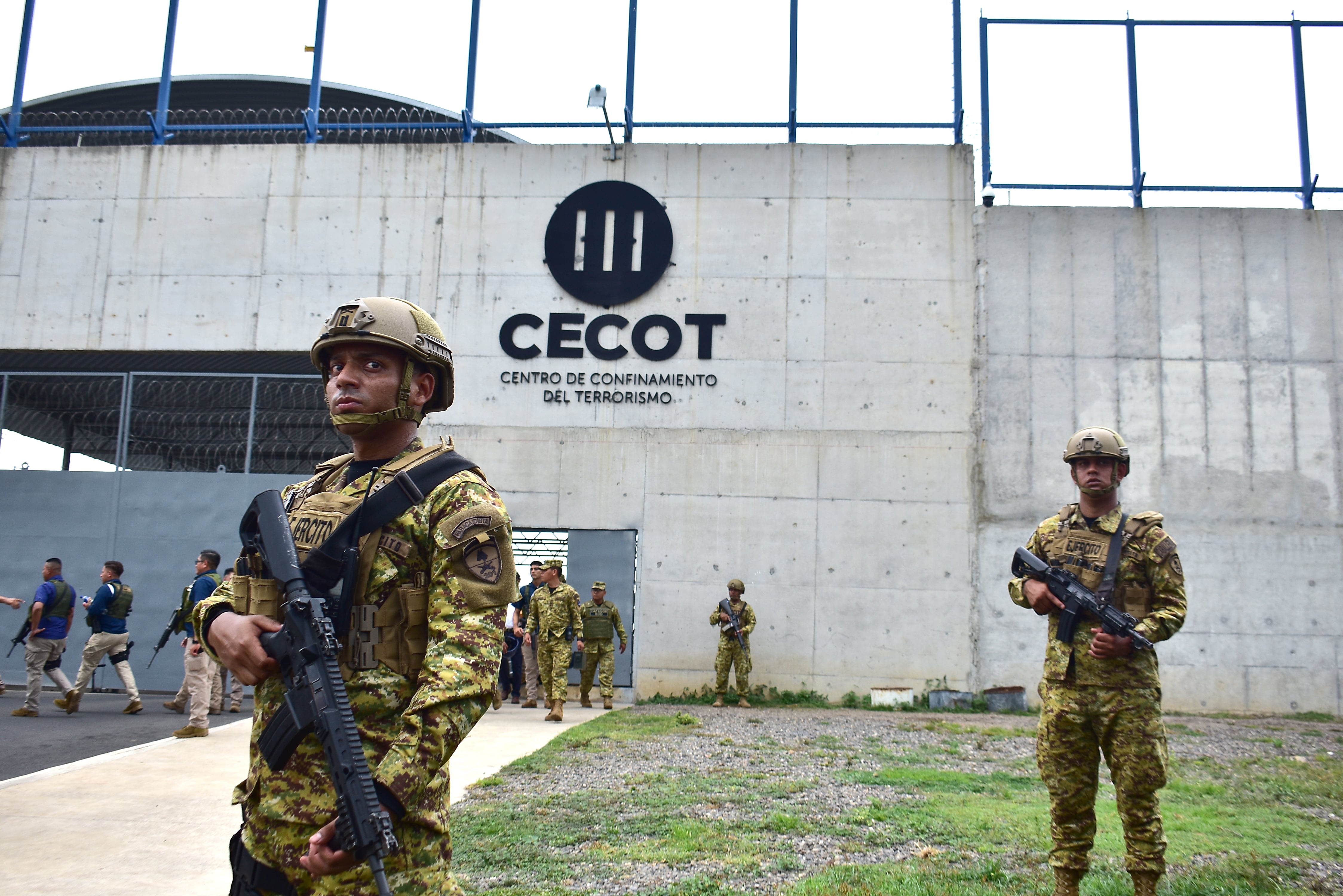 Un muro de hormigón de almenos 11 metros de altura, con una cerca electrificada y torres de vigilancia y custodiada por miembros del ejército salvadoreño dan la bienvenida al Centro del Confinamiento del Terrorismo, Cecot. (Infobae Centroamérica/Emerson Del Cid)