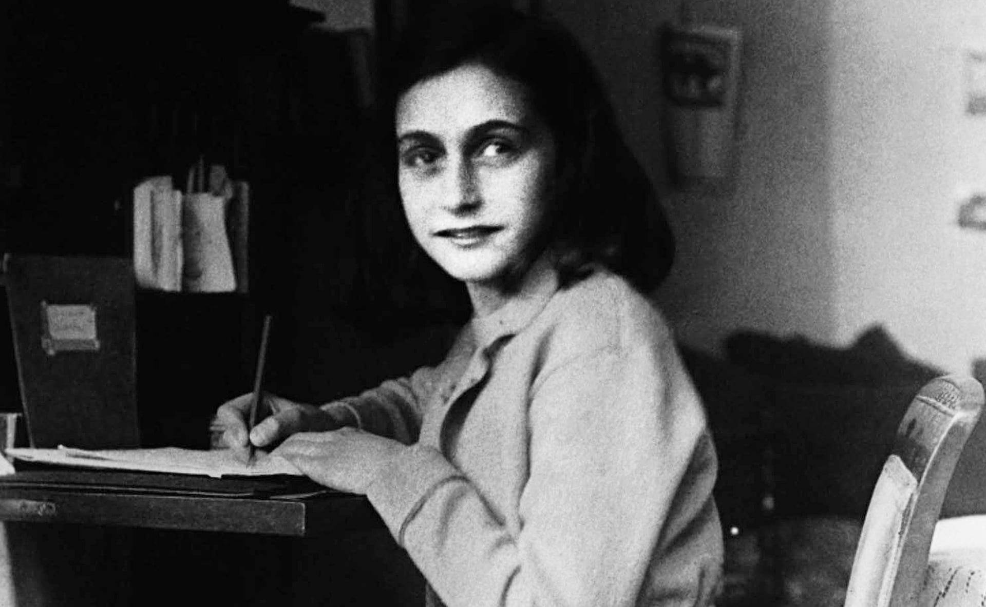 Ana Frank devoró literatura, biografías y revistas de cine clandestinas, mostrando ingenio para mantener el acceso a la cultura incluso en el confinamiento