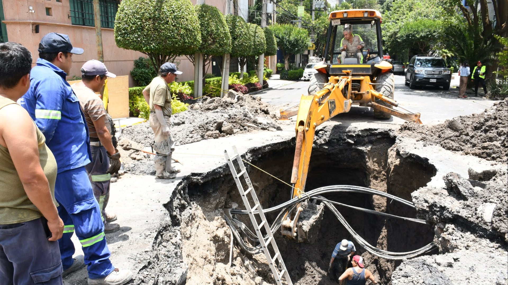 Red de drenaje de más de 60 años colapsa y ocasiona socavón gigante en alcaldía Benito Juárez: tiene 10 metros de largo