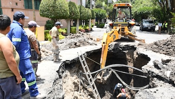 Red de drenaje de más de 60 años colapsa y ocasiona socavón gigante en alcaldía Benito Juárez: tiene 10 metros de largo