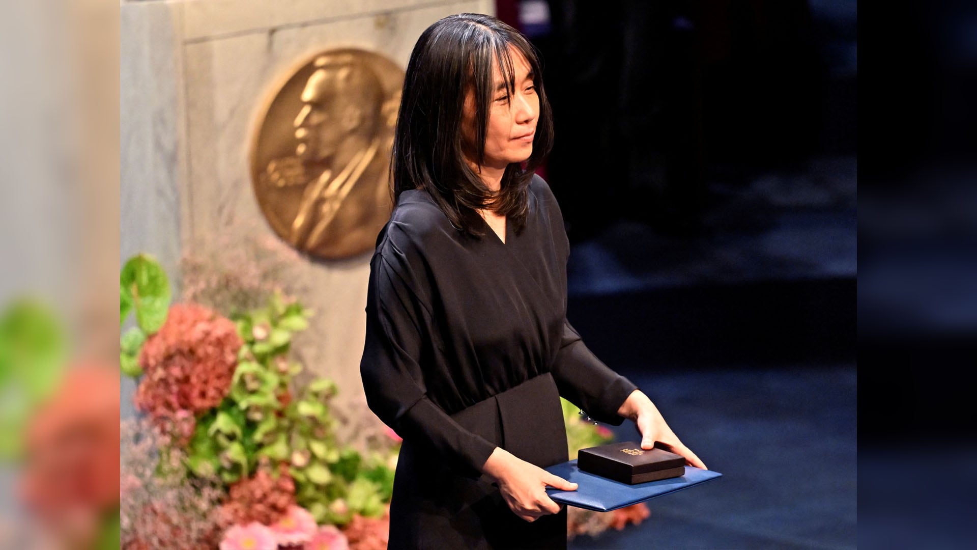Han Kang receives recogiendo el Premio Nobel de Literatura