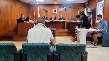 02/10/2026 El condenado a 12 años de cárcel por agredir sexualmente a dos niñas pequeñas a las que cuidaba, en la vista en la que ha pedido su ingreso en prisión provisional
POLITICA ESPAÑA EUROPA CANTABRIA