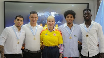 Johan Mojica puso a bailar a la gobernadora del Valle, Dilian Francisca Toro, durante un homenaje que recibieron jugadores de la Selección Colombia