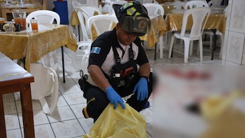 Cinco personas pierden la vida y otras resultan lesionadas tras un ataque ocurrido al interior de un establecimiento comercial (Foto cortesía Bomberos Voluntarios)