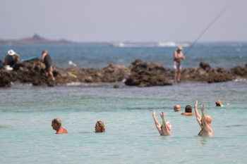 Varios bañistas en Fuerteventura. (EFE/Carlos de Saá)