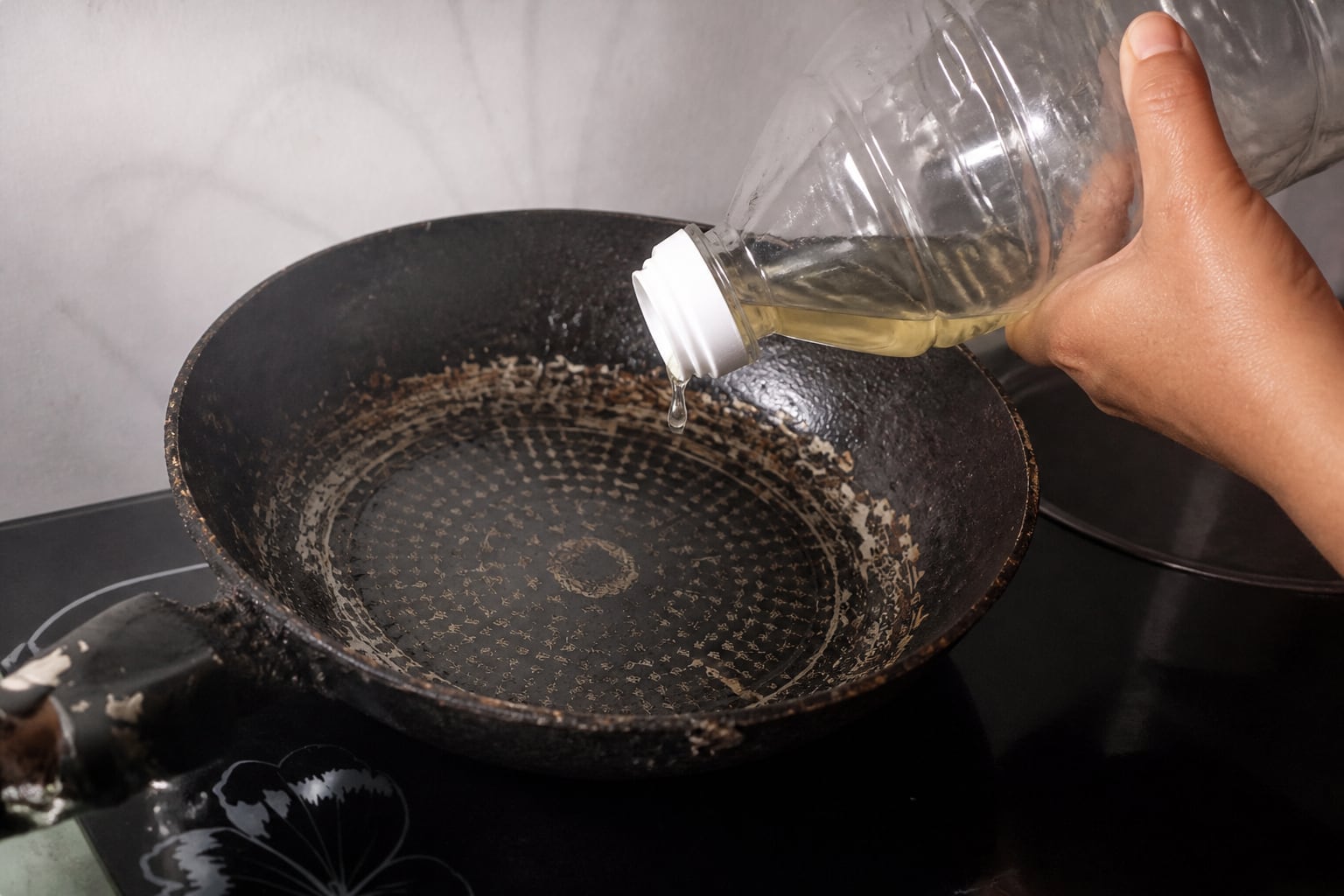 Una persona vierte gotas de aceite en una sartén en Cuba, donde el desabastecimiento de productos básicos afecta la preparación diaria de alimentos. (Imagen Ilustrativa Infobae)