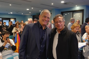 El presidente de Colombia, Gustavo Petro, junto a Rafael Correa, exmandatario de Ecuador, durante un evento en Bélgica - crédito @MashiRafael/X
