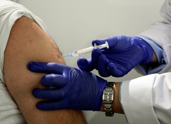 Una enfermera administra una dosis