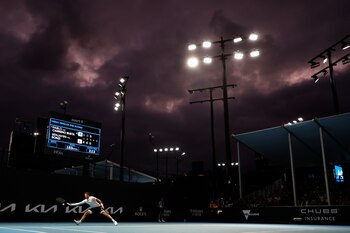 Pablo Carreño Busta devuelve ante Benjamin Bonzi por la segunda ronda del Abierto de Australia, el jueves 19 de enero de 2023, en Melbourne. (AP Foto/Asanka Brendon Ratnayake)