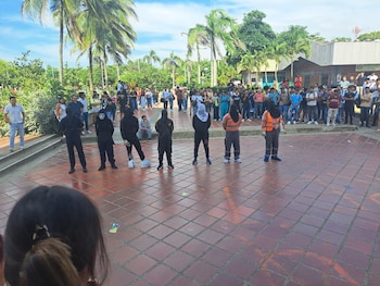 Encapuchados detuvieron las clases en