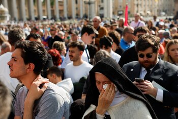 Miles de personas lloran por