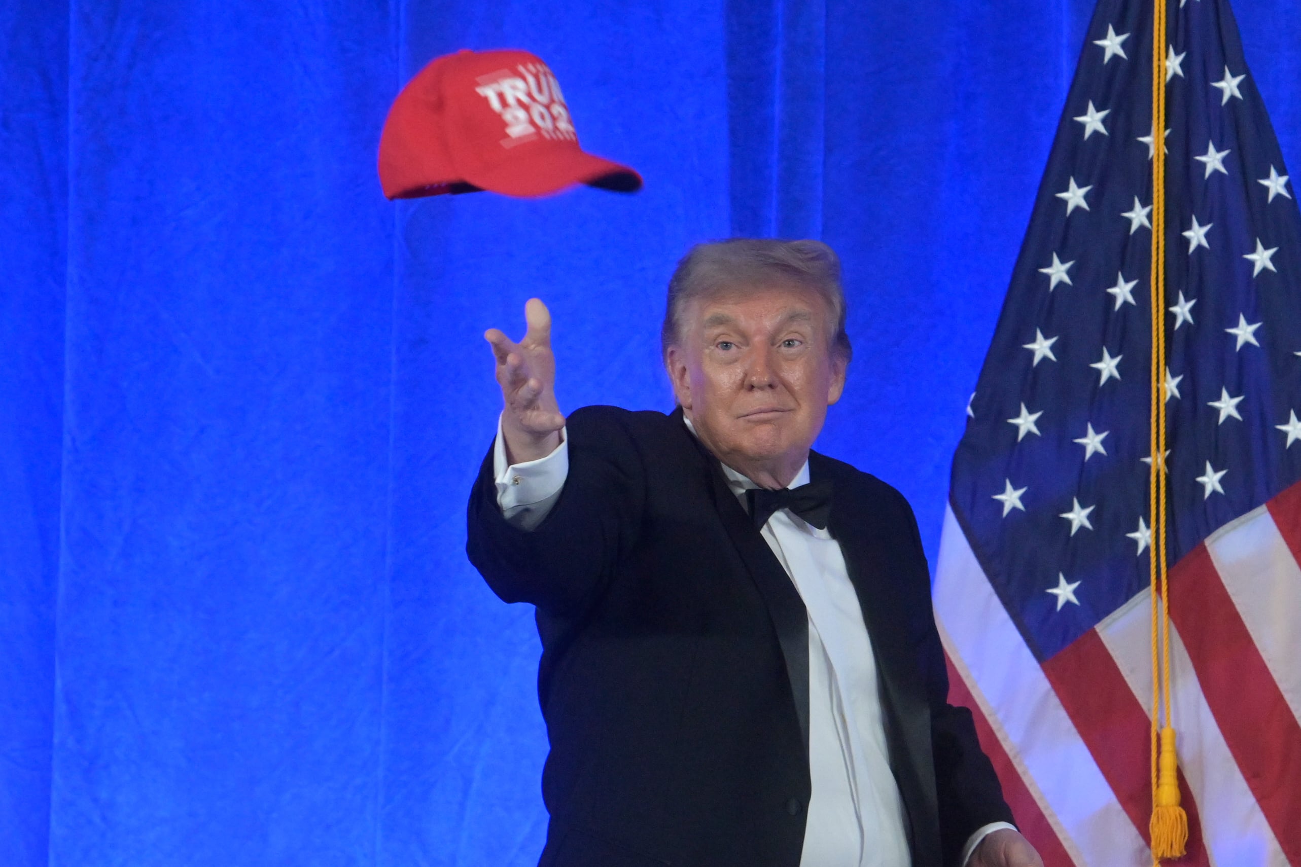 El presidente Donald Trump lanzó una gorra con la inscripción