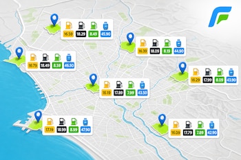 Mapa gráfico de una ciudad costera con marcadores azules y recuadros que muestran iconos de surtidores de combustible con sus precios.