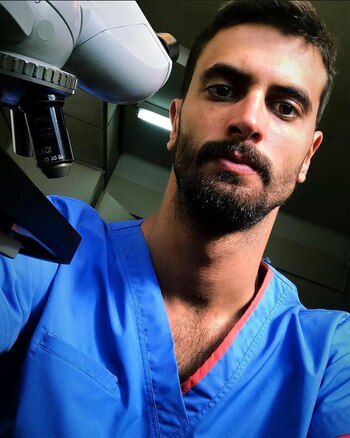 Su especialidad es Anatomía Patológica,