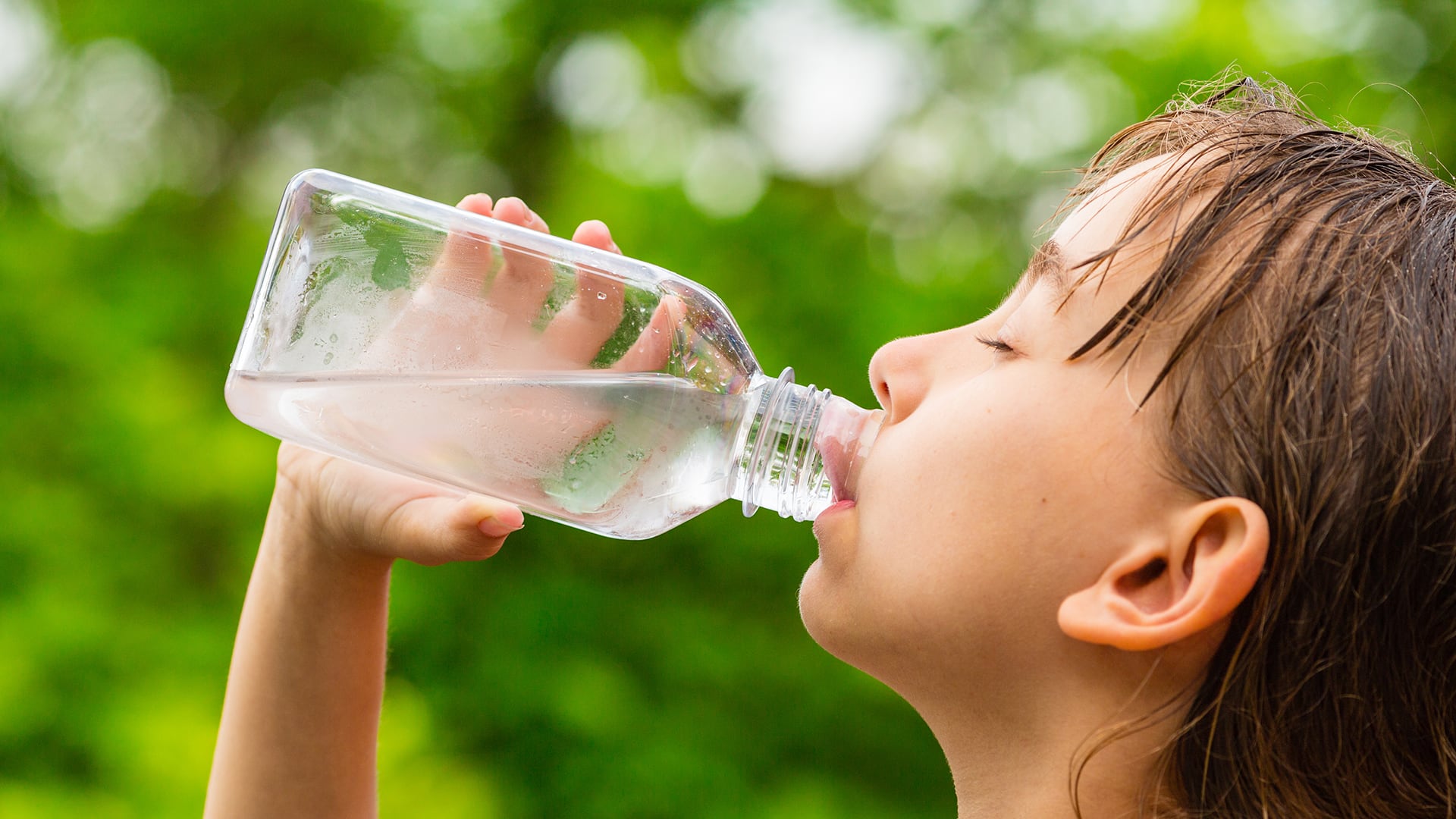 Médicos del Hospital Nacional de Niños advierten que la exposición al calor extremo puede causar deshidratación, hipertermia y daño renal, neurológico y cardíaco en la infancia. (Shutterstock)