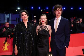 Amanda Seyfried, Douglas Smith y