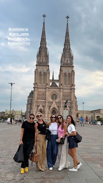 Yanina Latorre junto a sus