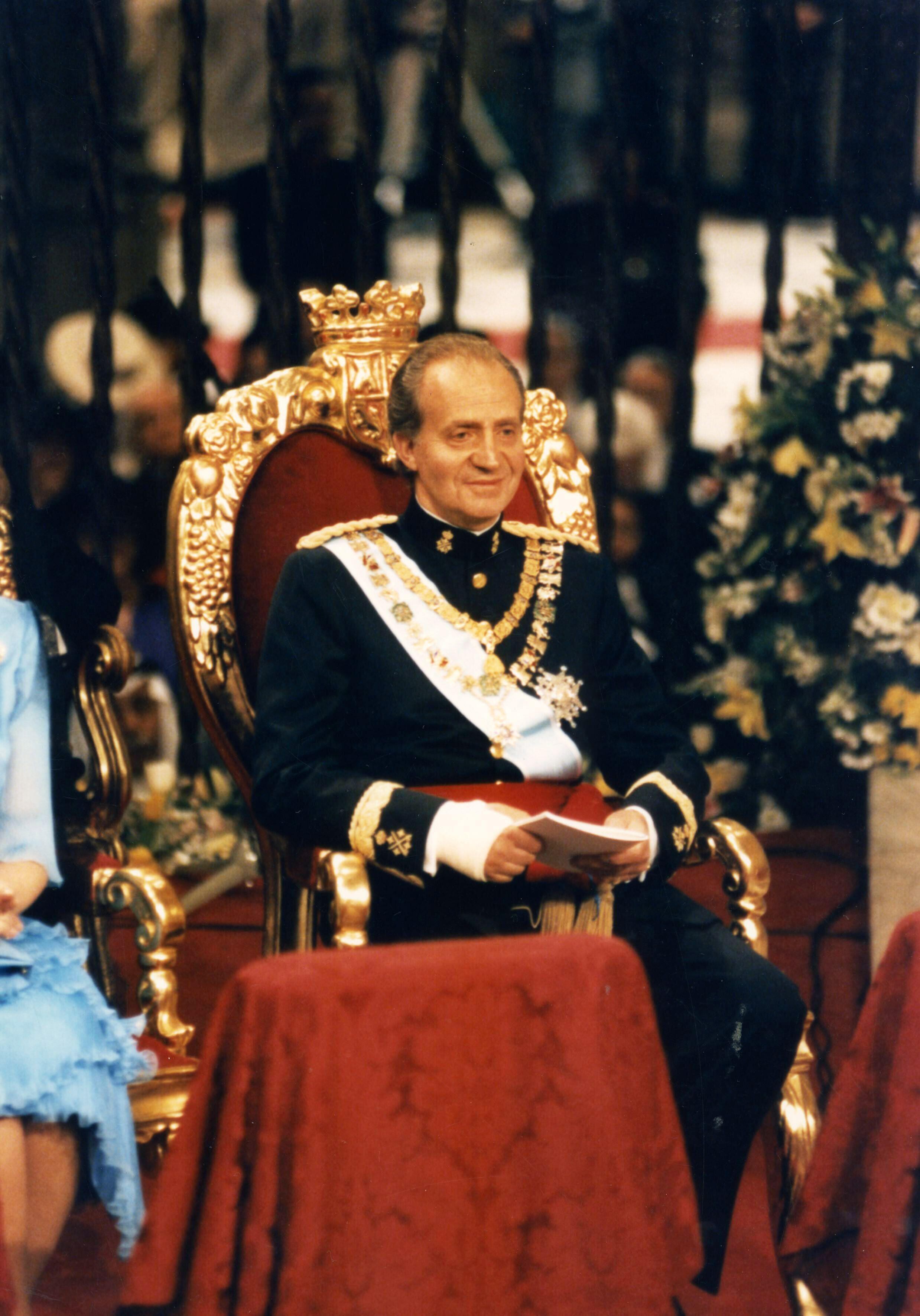 El rey Juan Carlos I, emocionado en la boda de la infanta Elena y Jaime de Marichalar (Grosby)