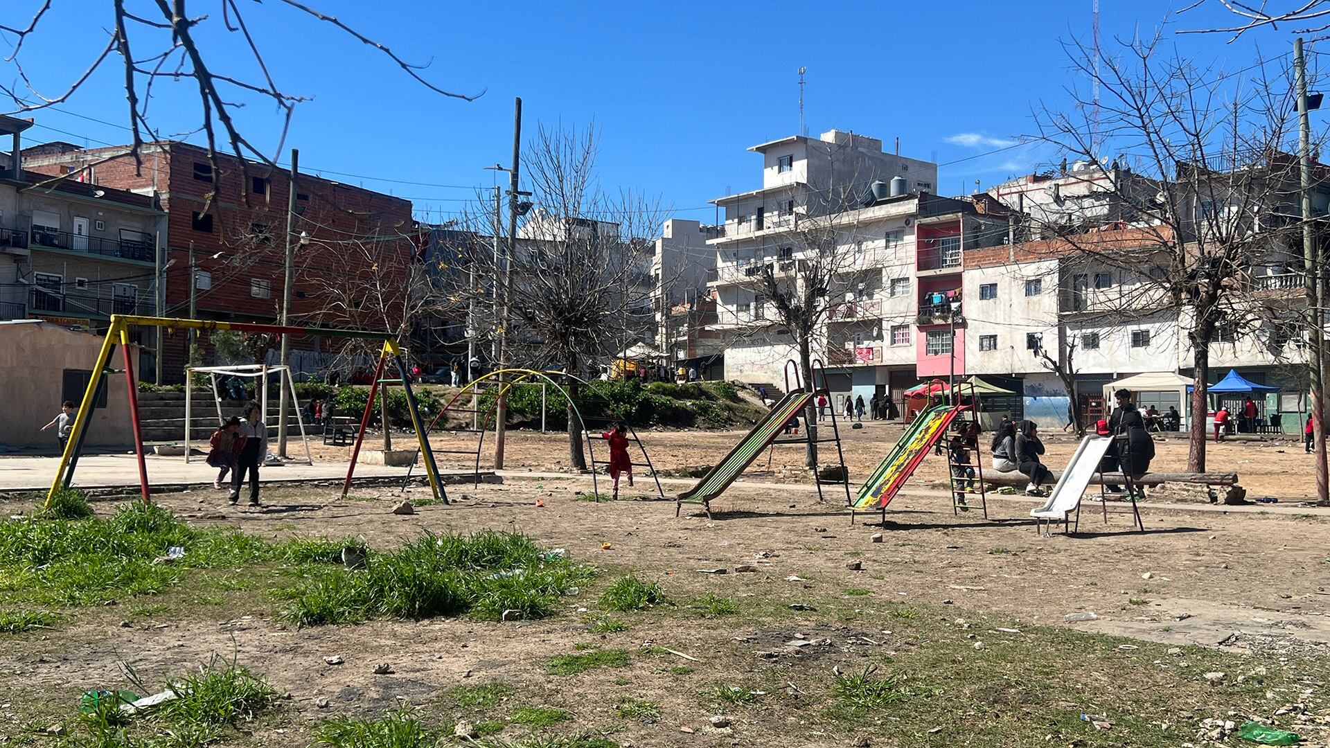 Algunos menores disfrutan del día soleado en Villa Celina (Gaston Taylor)
