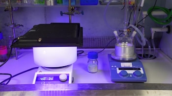 Construyen reactor solar que transforma plástico en combustible de hidrógeno limpio