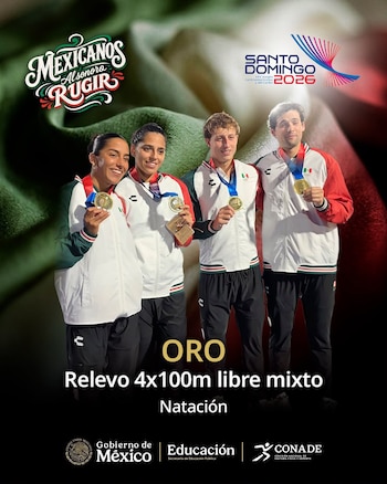Cuatro nadadores, dos mujeres y dos hombres, con uniformes de México y medallas de oro. Al fondo, logotipo Santo Domingo 2026 y textos sobre su triunfo