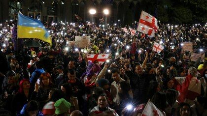 Miles de manifestantes abarrotaron la capital de Georgia tras la aprobación de la polémica “ley rusa”