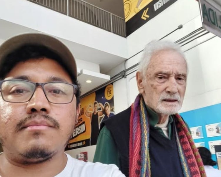 El periodista Guillermo Giacosa, hallado deambulando en Lima, aparece seguro en una fotografía junto a un ciudadano que lo auxilió.