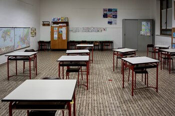 Una escuela cerrada en Santo