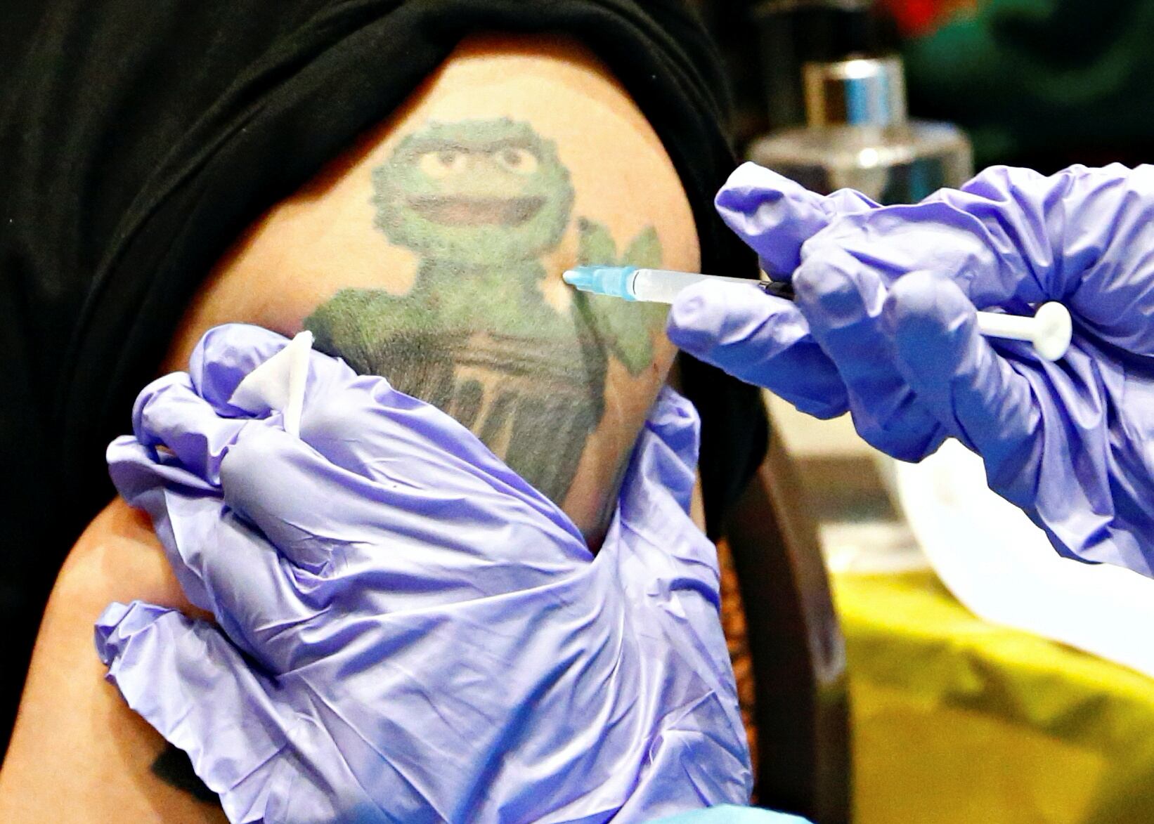 La investigación publicada en PNAS advierte que los pigmentos de la tinta permanecen meses en las células defensivas del sistema inmune./Archivo REUTERS/Ajeng Dinar Ulfiana