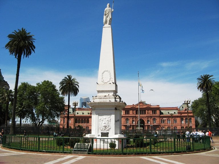 La Pirámide de Mayo, el monumento más antiguo erigido en Buenos Aires, fue inaugurada en 1811 para celebrar el primer aniversario del primer gobierno patrio