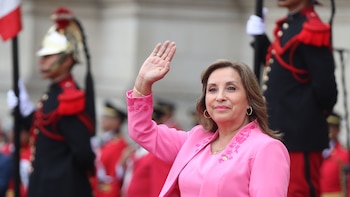 Tras la caída de Castillo, su vicepresidenta, Dina Boluarte, asumió el mando (Foto: EFE)