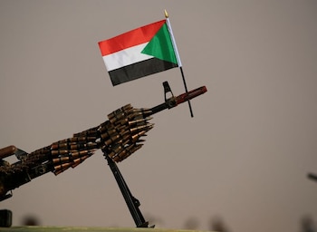 Foto de una bandera sudanesa en una ametralladora de las paramilitares Fuerzas de Apoyo Rápido en Jartum. REUTERS/Umit Bektas