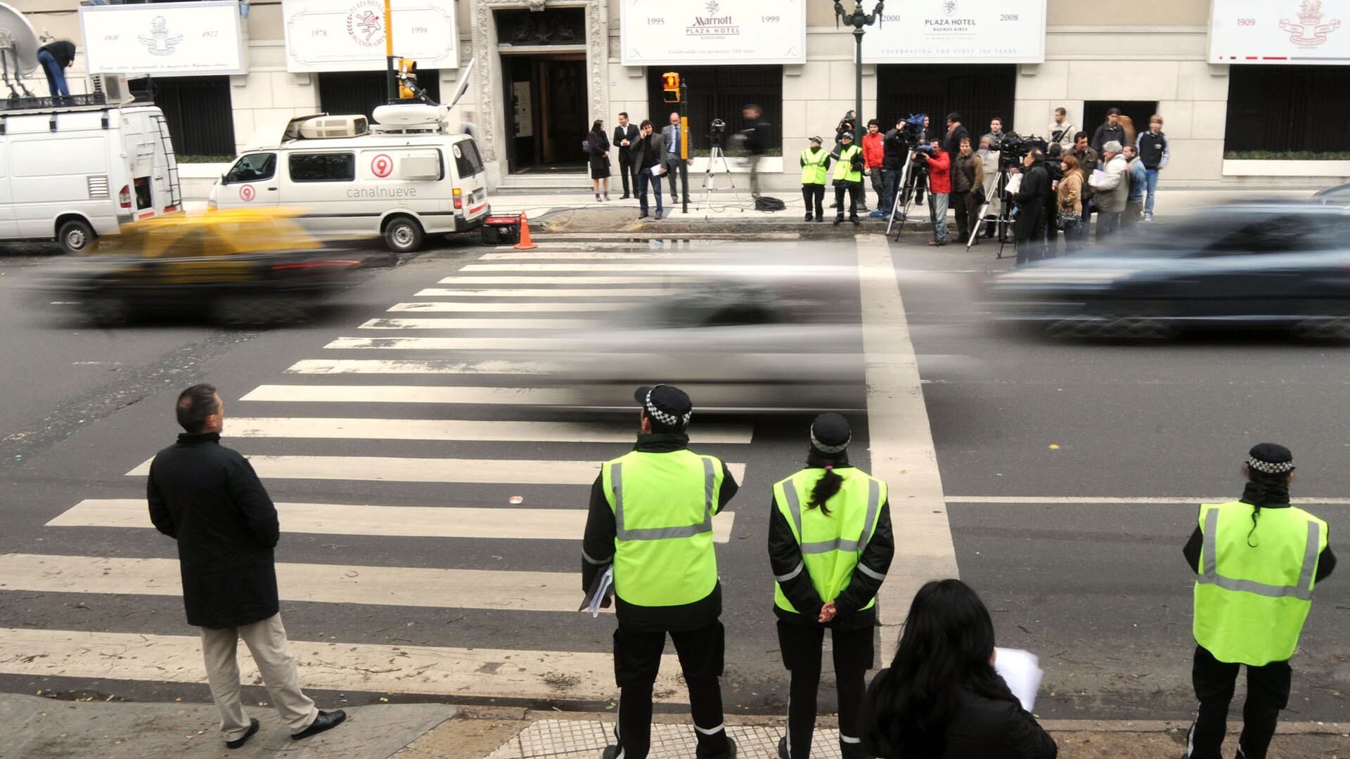 La demandante solicitó más de cinco millones de pesos a la municipalidad tras sufrir una caída en una senda peatonal. (Foto de archivo: NA)