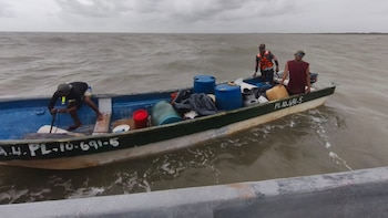 La operación de búsqueda concluye con el hallazgo de los tripulantes y su aseguramiento en el mar, mientras se concreta la evacuación hacia la Base Naval de Caratasca para revisión y resguardo (Foto cortesía Fuerza Armada Honduras)