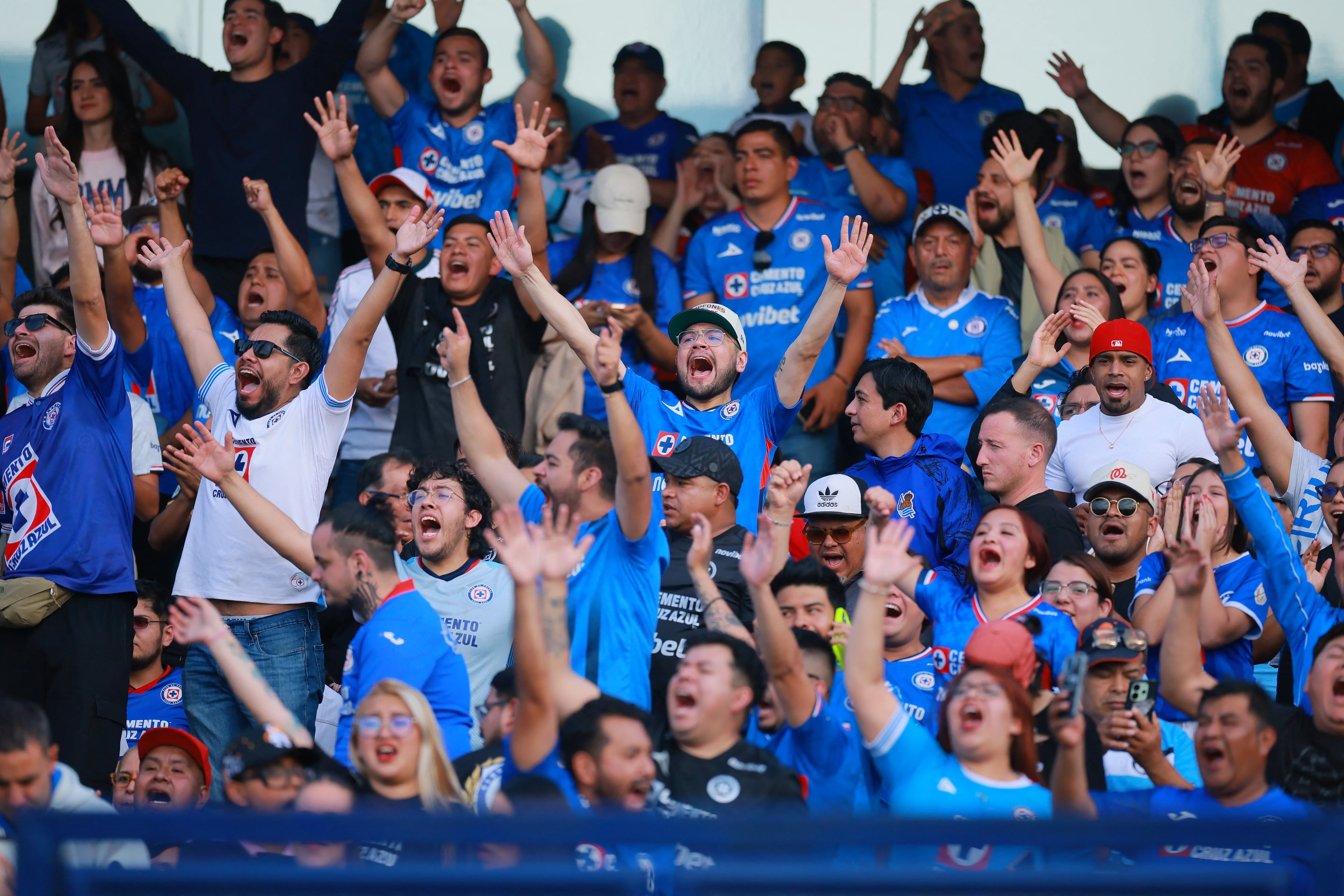 Foto de archivo de aficionados del Cruz Azul apoyando a su club en un partido del torneo mexicano. Estadio Olímpico Universitario, Ciudad de México, México. 24 de mayo de 2026.
REUTERS/Eloisa Sánchez