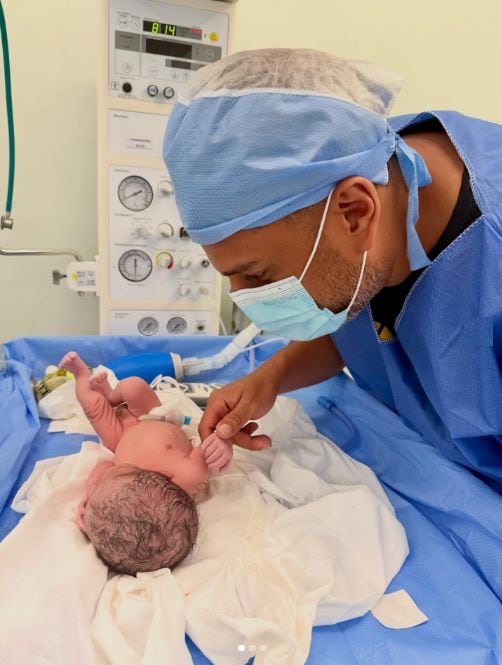 Ricardo Mendoza reveló el nacimiento de su hijo con un mensaje personal que describió una llegada anticipada y despertó una fuerte reacción en redes. (Instagram/ricardoelcomediante)