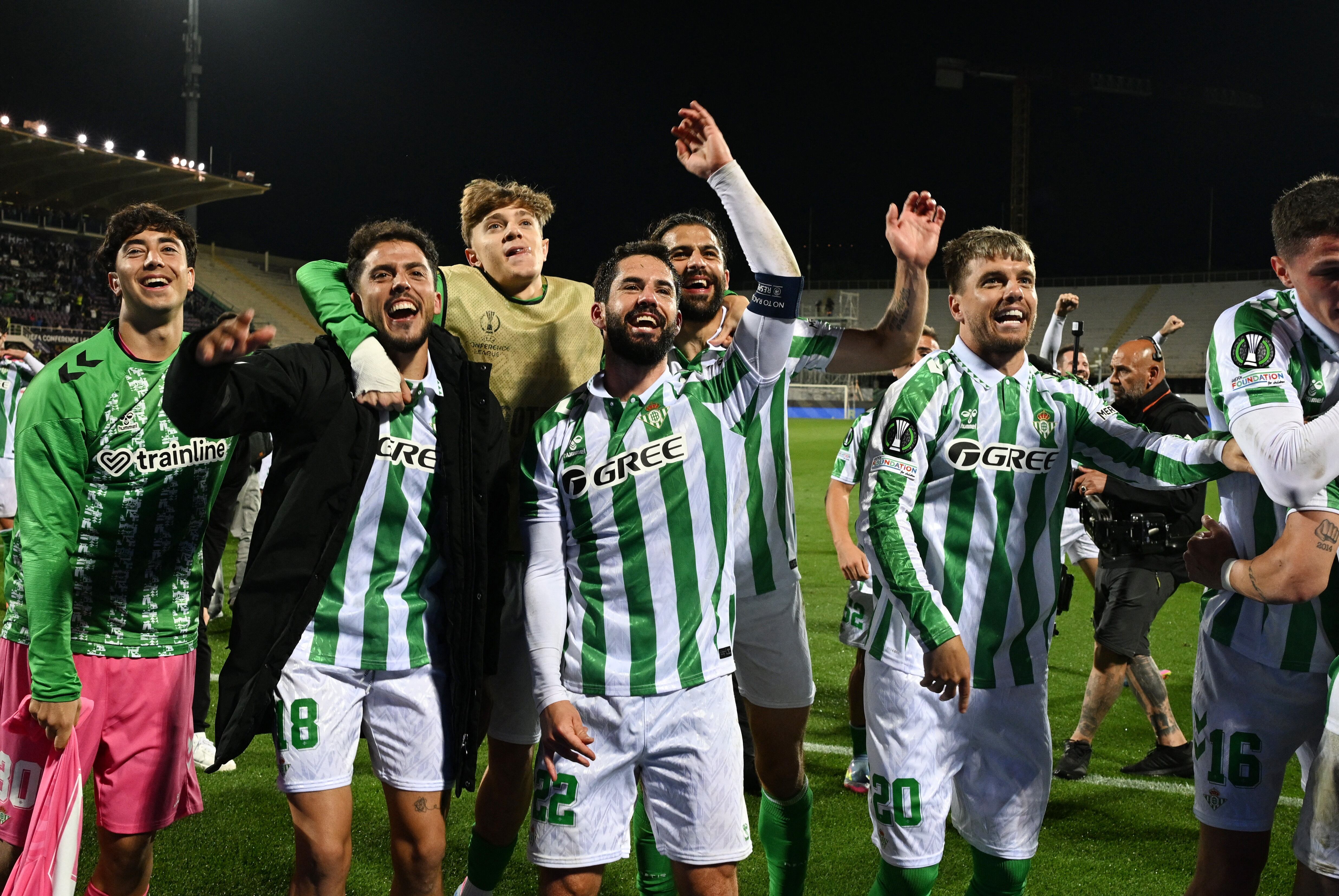 Isco del Real Betis con sus compañeros celebran tras el partido Semifinal Fiorentina v Real Betis (REUTERS/Jennifer Lorenzini).