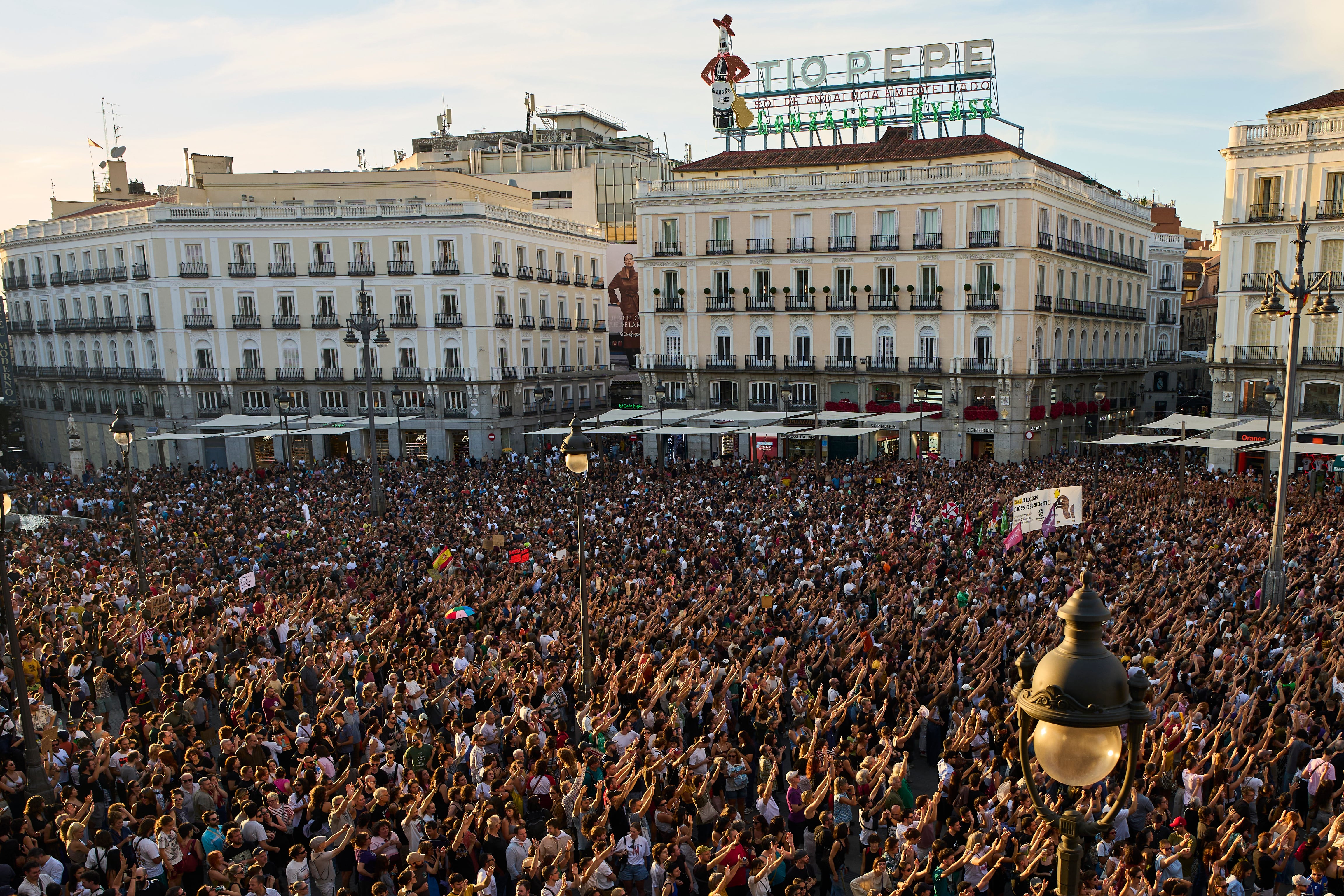 Más de 20 ciudades españolas se movilizan por la vivienda este fin de semana con la mirada puesta en una huelga general (AP Foto/Manu Fernández)
