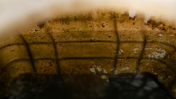 El interior de uno de los tanques de Pozo del Tigre. (Adrián Escandar)