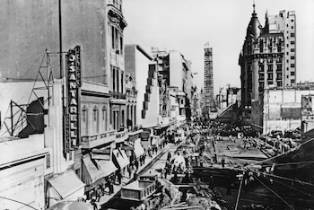 Ensanche de la calle Corrientes, desde Esmeralda hacia el Oeste.
"Al fondo, el Obelisco en construcción, a la izquierda frente del Cabaret Marzottoo y Teatro "El Nacional", en diagonal la perfumería Went - Santarelli joyería". Buenos Aires, abril de 1936.