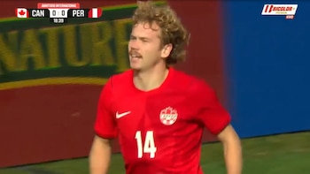 Gol de Jacob Shaffelburg, a raíz de un nuevo fallo de Oliver Sonne, con el que Canadá marcó 1-0 sobre Perú en partido amistoso por fecha FIFA 2026