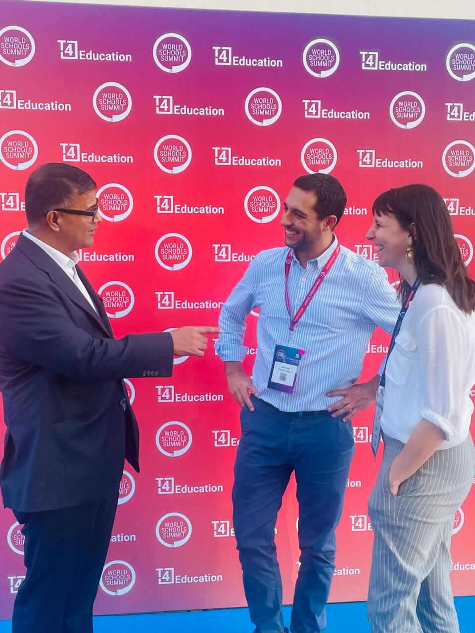 Luis Arocha y María Luz Diez, del Colegio María de Guadalupe de Tigre, junto a Vikas Pota, en la primera edición del World Schools Summit (2024), semanas después de haber sido anunciados como ganadores del World’s Best School Prize de T4 Education