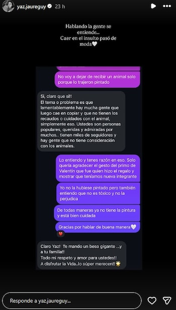 Captura de pantalla de una historia de Instagram con el perfil de Yaz Jaureguy y una conversación de chat en burbujas de texto oscuras