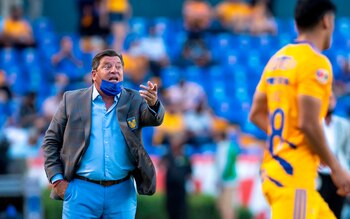 Fotografía de archivo donde aparece Miguel Herrera, entrenador de Tigres. EFE/Miguel Sierra