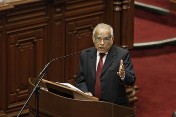Fotografía de archivo, tomada en noviembre de 2022, en la que se registró al entonces primer ministro de Perú, Aníbal Torres, al dirigirse al Congreso de su país, en Lima (Perú). EFE/Str