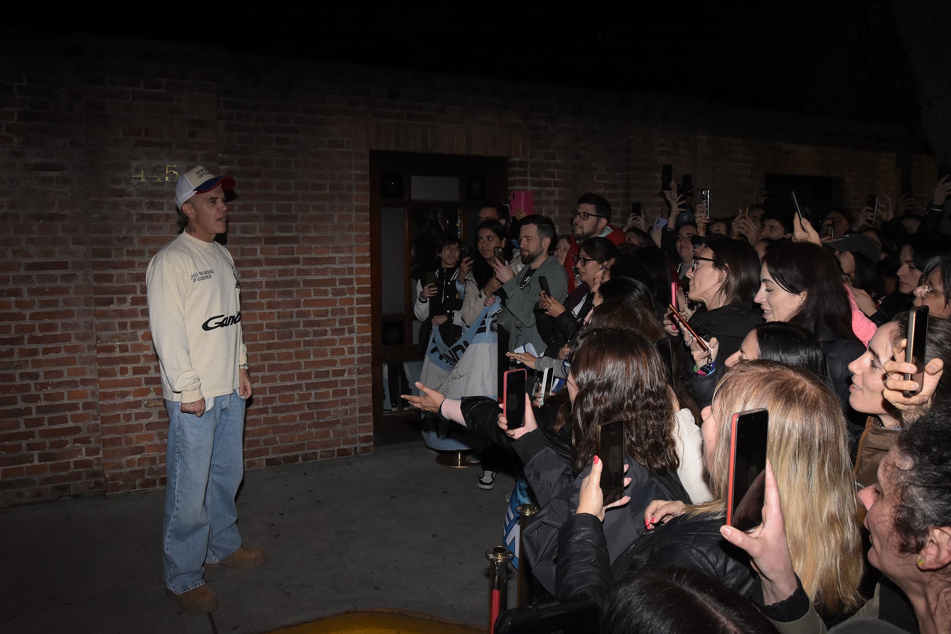 Robbie Williams sorprendió a sus seguidores con una actuación improvisada en la puerta del hotel Faena, en Buenos Aires, durante su actual gira por la Argentina (RSFotos)